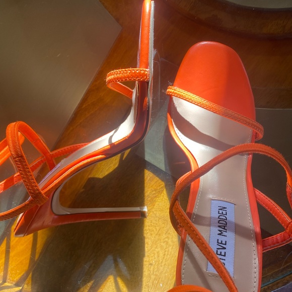 STEVE MADDEN ORANGE HEELS - Picture 4 of 5